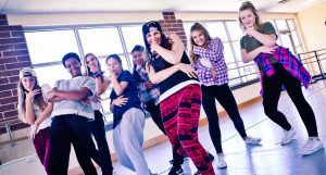 Animation anniversaire enfant animation anniversaire hip hop danse 300x161 - Animation anniversaire enfant